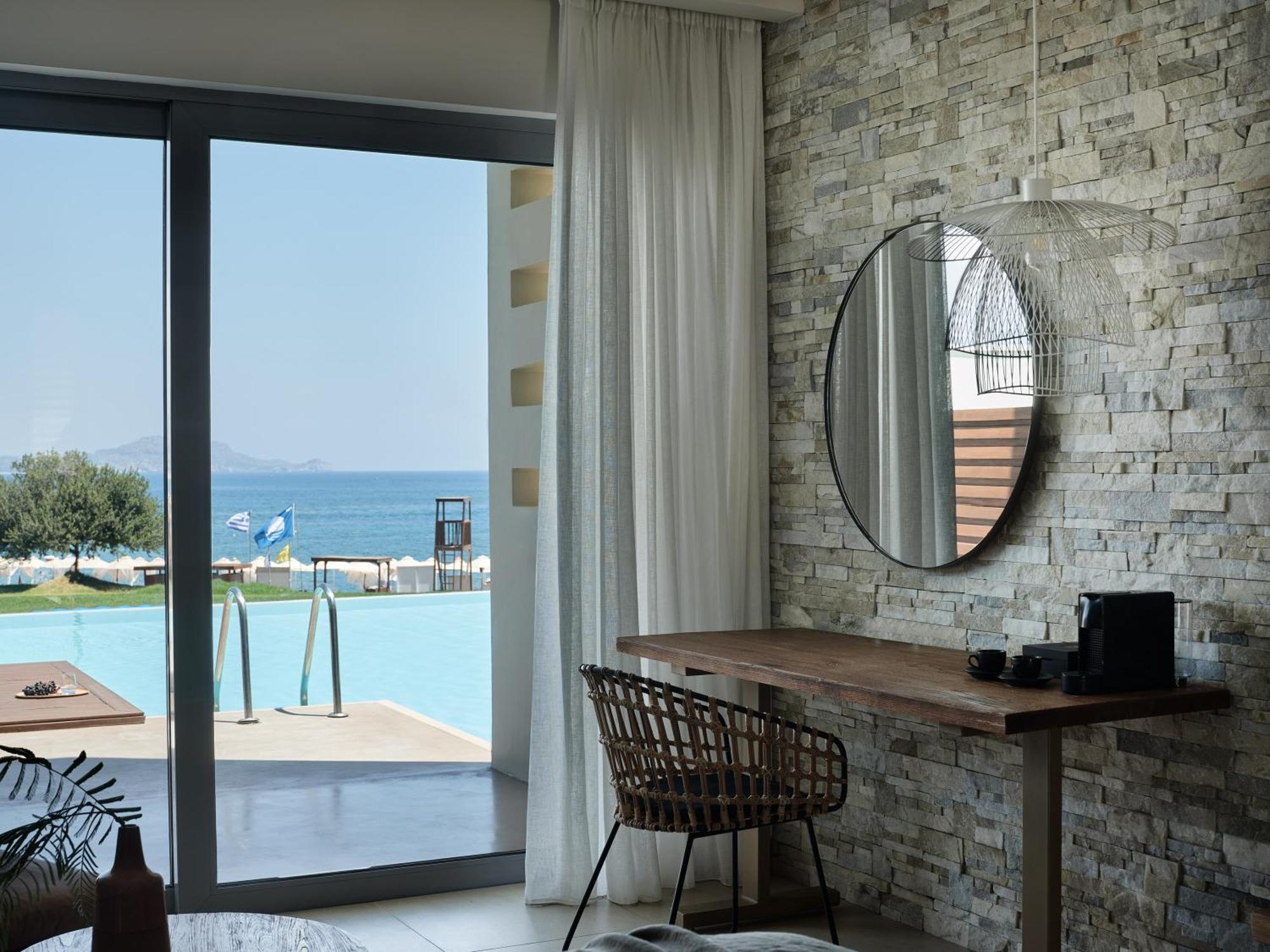 Bungalow Water Front Sharing Pool