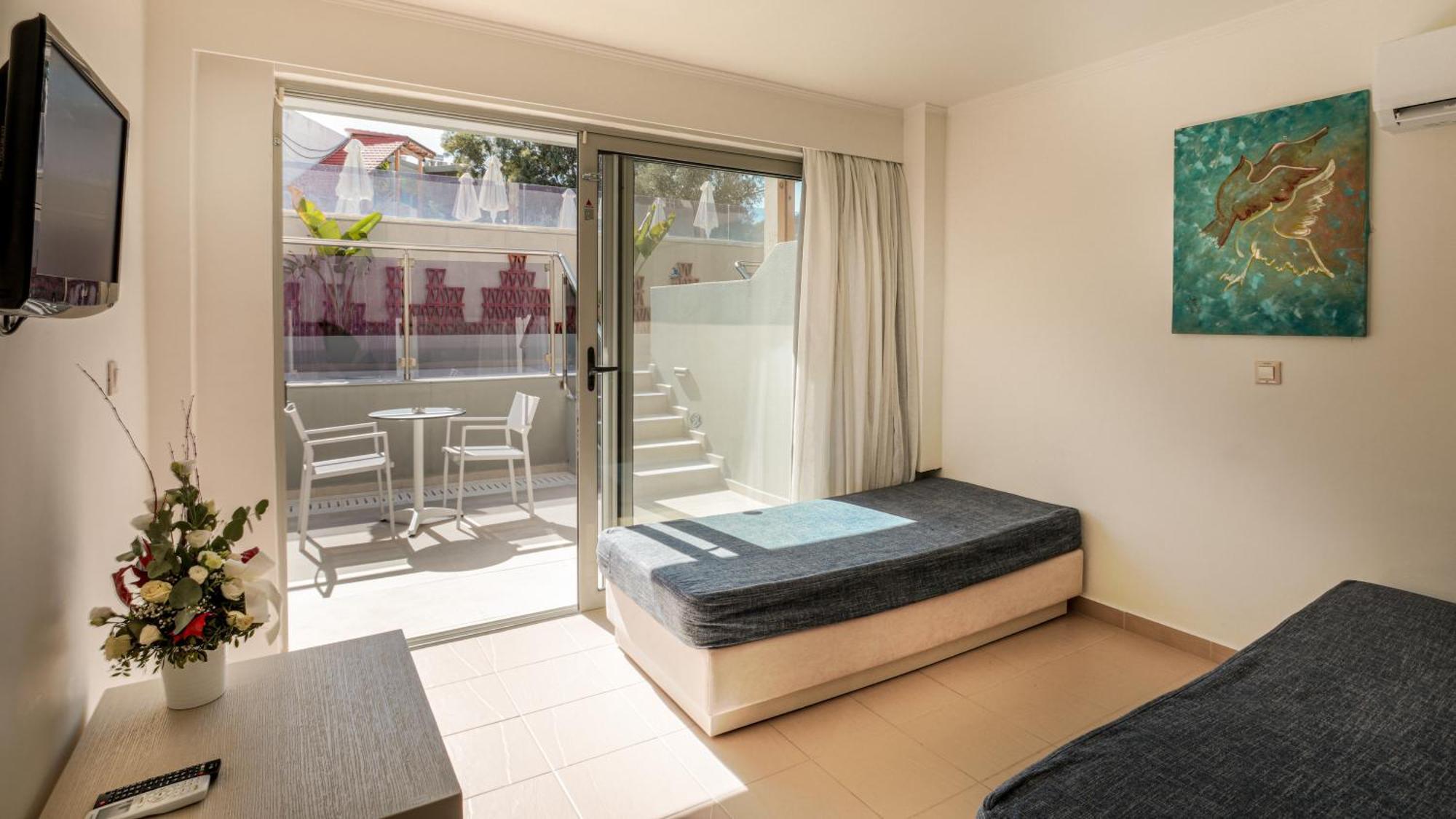Deluxe Suite Swim-Up