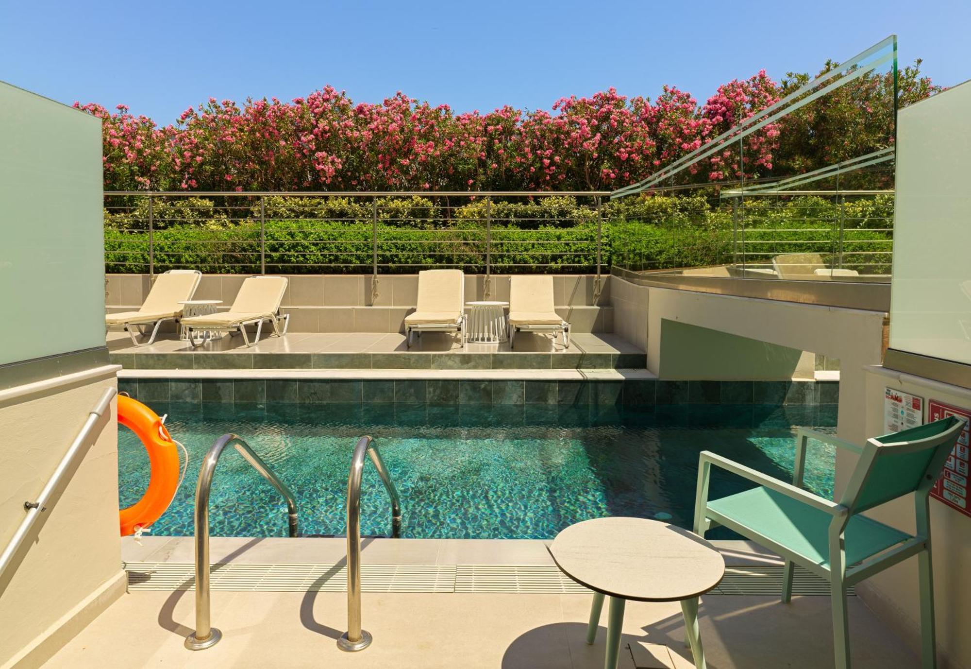 Swim Up Room