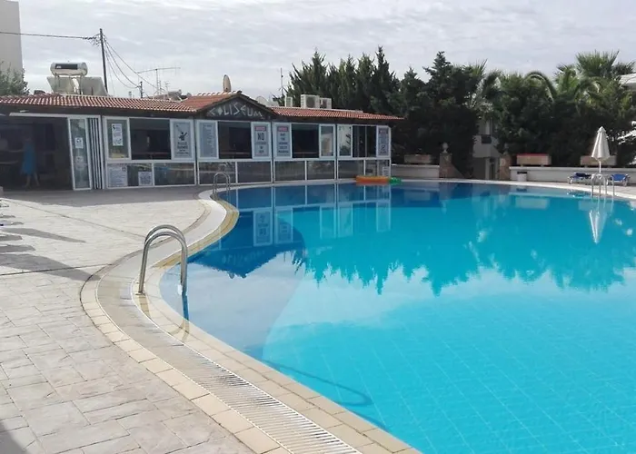 Coliseum Studios & Apartments Πεύκος